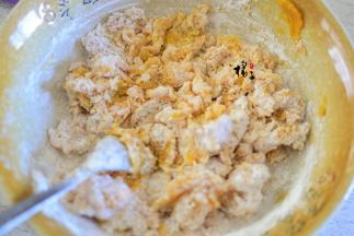 用勺子搅拌拌成絮状