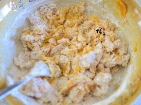 用勺子搅拌拌成絮状