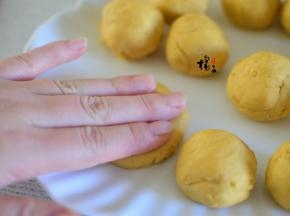 用手按扁