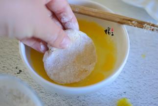 裹上一层鸡蛋液