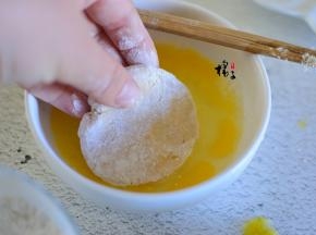裹上一层鸡蛋液