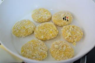 锅中刷少许油，把饼放中间，煎至两面金黄