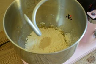 把所有食材放入厨师机，要出手套膜，再放入厨师机中，盖上保鲜膜发酵至原面团的二倍大