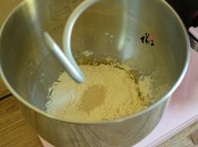 把所有食材放入厨师机，要出手套膜，再放入厨师机中，盖上保鲜膜发酵至原面团的二倍大