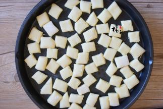 平底锅加热，加入小面包，小火煎至两面，金黄