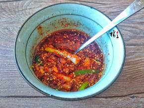 锅中加入食用油，油热后，倒入碗中，快速拌匀，再加生抽、蚝油、醋，拌匀备用