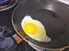 锅中煎一个鸡蛋，我喜欢吃溏心的，所以不能煎时间太长