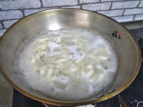 锅中烧足够的开水，加入面条煮熟，捞出面条放入碗中，加少许面条汤