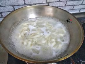 锅中烧足够的开水，加入面条煮熟，捞出面条放入碗中，加少许面条汤