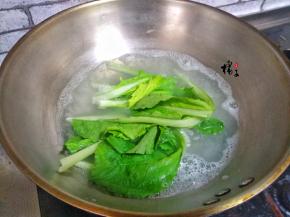 再把小白菜放入煮面条的水中，烫一分钟左右