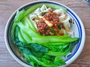 加入做好的辣椒油，喜欢吃辣的可以多放点，最后加入鸡蛋，吃的时候拌匀就可以吃啦，非常酸辣美味