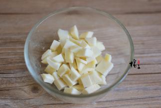 芋头去皮后，清洗干净，然后切成小丁，大小自己掌握就可以