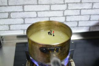 小米加适量清水，上锅，大火烧开