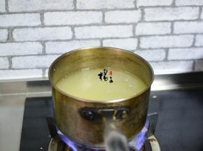 小米加适量清水，上锅，大火烧开