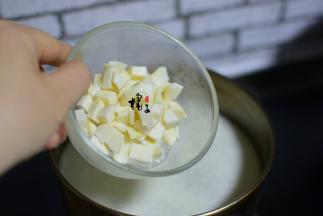 加入芋头丁，大火继续烧开，转小火煮15分钟左右