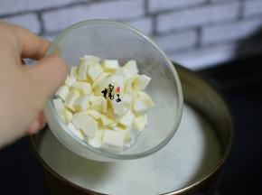加入芋头丁，大火继续烧开，转小火煮15分钟左右