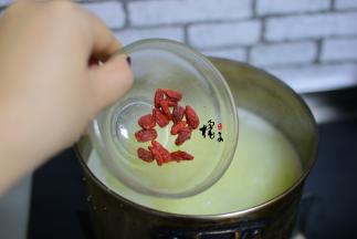 加入枸杞，如果喜欢吃甜的，这时候可以加点冰糖，关火焖5分钟基本就可以了