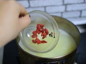 加入枸杞，如果喜欢吃甜的，这时候可以加点冰糖，关火焖5分钟基本就可以了