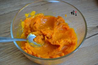 放在锅里蒸熟变软，压成泥