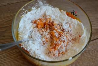 再加入适量糯米粉，先搅拌成絮状