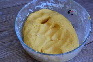 再揉成面团，揉好的面团比较柔软