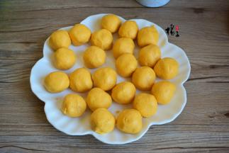 把面团分成小圆球，大小尽量一致