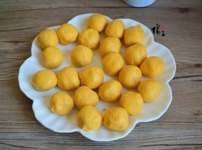 把面团分成小圆球，大小尽量一致