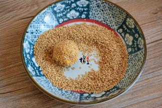 把每个小圆球都滚上芝麻