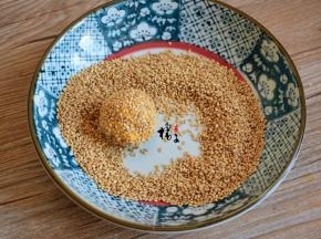 把每个小圆球都滚上芝麻