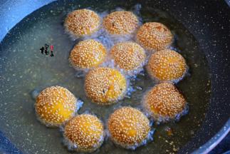 锅中油六成热，加入丸子小火炸至定型，按压排气，再次鼓起来的时候，基本就熟啦