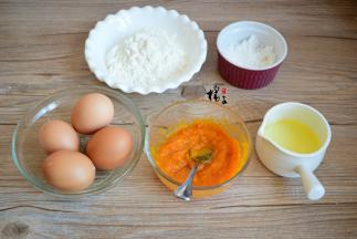 先把南瓜去皮去籽，洗净后，切成薄片，放在盘中，上锅蒸熟，用勺子压成泥备用