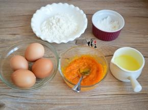 先把南瓜去皮去籽，洗净后，切成薄片，放在盘中，上锅蒸熟，用勺子压成泥备用