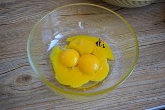 鸡蛋4个，把蛋清和蛋黄分别打入两个容器中，装蛋清的容器要无水无油