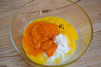 把鸡蛋黄中加15克白糖、南瓜泥，搅拌均匀后，再加入玉米油搅拌均匀