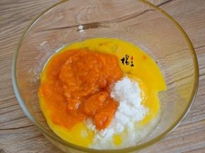 把鸡蛋黄中加15克白糖、南瓜泥，搅拌均匀后，再加入玉米油搅拌均匀