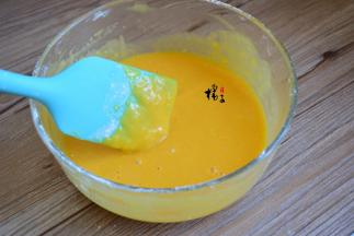 翻拌均匀，以免起筋，影响蛋糕的口感