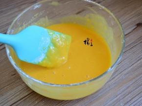 翻拌均匀，以免起筋，影响蛋糕的口感