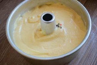 翻拌均匀，倒入模具，自由落体模具3次，震出大气泡