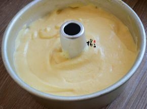 翻拌均匀，倒入模具，自由落体模具3次，震出大气泡