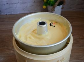 锅中烧开水，将模具放锅中蒸40分钟，记得一定要在模具上盖一个盘子，以免锅盖上的水蒸汽滴落在蛋糕上，出锅倒扣晾凉后脱模