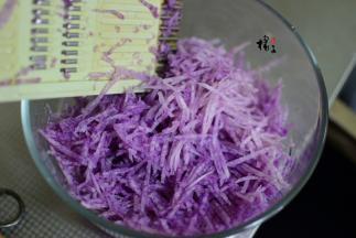 用擦丝工具擦成丝，如果刀工不错，也可以切成丝