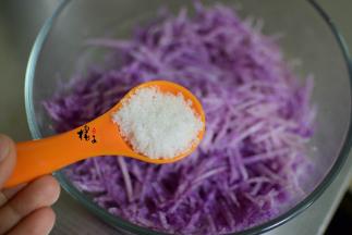 萝卜丝中加入白糖，我用了两勺，大家可以随意调整用量