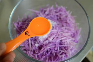 再加入白醋，没有的话可以用陈醋代替，只是颜色没有白醋好看