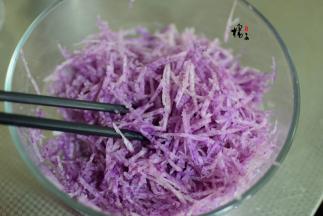 拌匀，腌制15分钟后，会把萝卜里的水分腌制出来，这时候口感更好