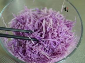 拌匀，腌制15分钟后，会把萝卜里的水分腌制出来，这时候口感更好