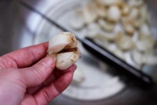 把新鲜百合用刀切去底部和有泥巴的地方，没有新鲜的百合、可以用干的百合泡发一下是一样的呀。