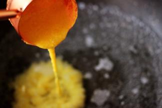 锅中倒入适量清水烧开后，把搅拌好的玉米面糊慢慢倒入锅中。