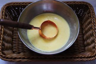 玉米面里加入适量的清水，喜欢喝稠一点的粥就少放一点清水，反之就多放一点清水，把玉米面和清水搅拌均匀。