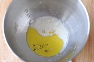 将牛奶、橄榄油、糖、盐加入到厨师机内胆里。