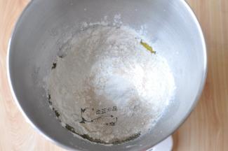 加入金龙鱼澳大利亚麦芯小麦粉，最上面放干酵母。